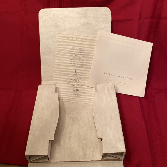 Elvis Presley: Looking at a Legend Delphi Collector Plate - 8 1/2” - Picture 6 of 7